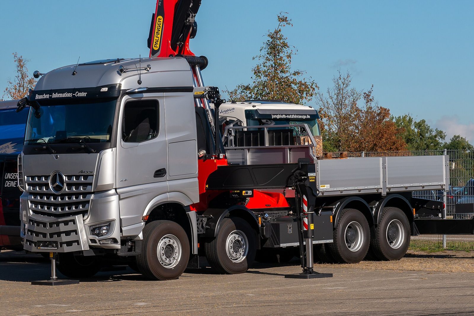Modern kranbil – en Mercedes-Benz Arocs med lastbilskran – för lyft i Göteborg