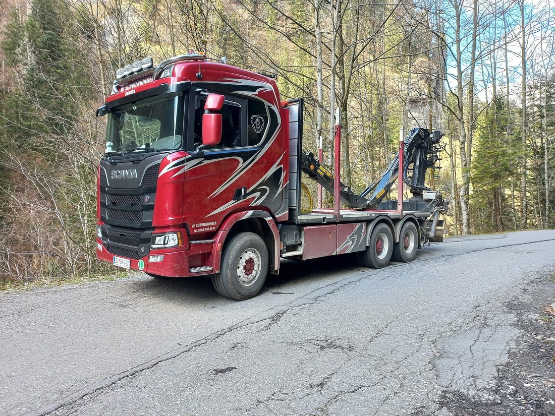 Modern Scania kranbil med lastbilskran för lyft i Göteborg