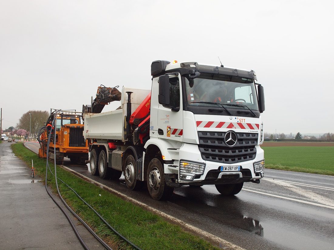 Kranbil (Mercedes-Benz Arocs) med Palfinger-kran vid bygg- och vägarbete i Göteborg